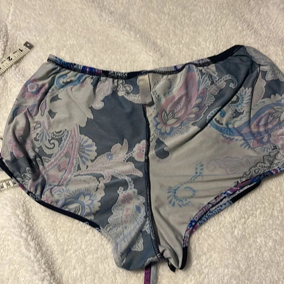 Youth beach shorts Mix and match bundle 3 or more $7 items and get them 3/$12 - Picture 9 of 10